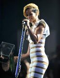 th_14005_Rihanna_2009_American_Music_Awards_Perfomance_85_122_1016lo.jpg