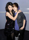 th_38413_selena_gomez_tikipeter_celebritycity_008_123_150lo.jpg