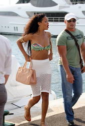 th_160342396_RihannashoppinginSt.Tropez23.7.2012_91_122_384lo.jpg