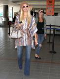 th_44197_celebrity_paradise.com_TheElder_ParisandNickyHilton2011_08_25_arrivingforaflightatLAXairport24_122_47lo.jpg