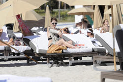 http://img193.imagevenue.com/loc490/th_312403258_Mischa_Barton_Bikini_Candids_on_the_Beach_in_Miami_December_27_2011_182_122_490lo.jpg