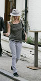 Kate Moss (Кейт Мосс) - Страница 8 Th_01633_Preppie_KateMossgoingtoapubinLondon16_122_570lo