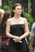 http://img193.imagevenue.com/loc570/th_94439_On_the_set_of_Gossip_Girl_in_NY48_122_570lo.jpg