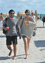 http://img193.imagevenue.com/loc600/th_311848888_Mischa_Barton_Bikini_Candids_on_the_Beach_in_Miami_December_27_2011_117_122_600lo.jpg