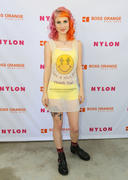 http://img193.imagevenue.com/loc233/th_26423_Paramore10_123_233lo.jpg