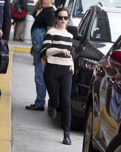 http://img193.imagevenue.com/loc546/th_137505822_EmmaWatson_JFKAirportArrival_September29_2012_3_122_546lo.jpg