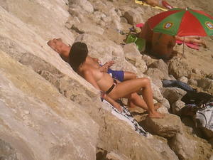 donna sulla spiaggia facendo topless 2013-m3e7ihbcgf.jpg